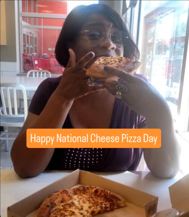 What do you pair with your pizza?

#purpleessencebyevelyn #cheesepizzaday