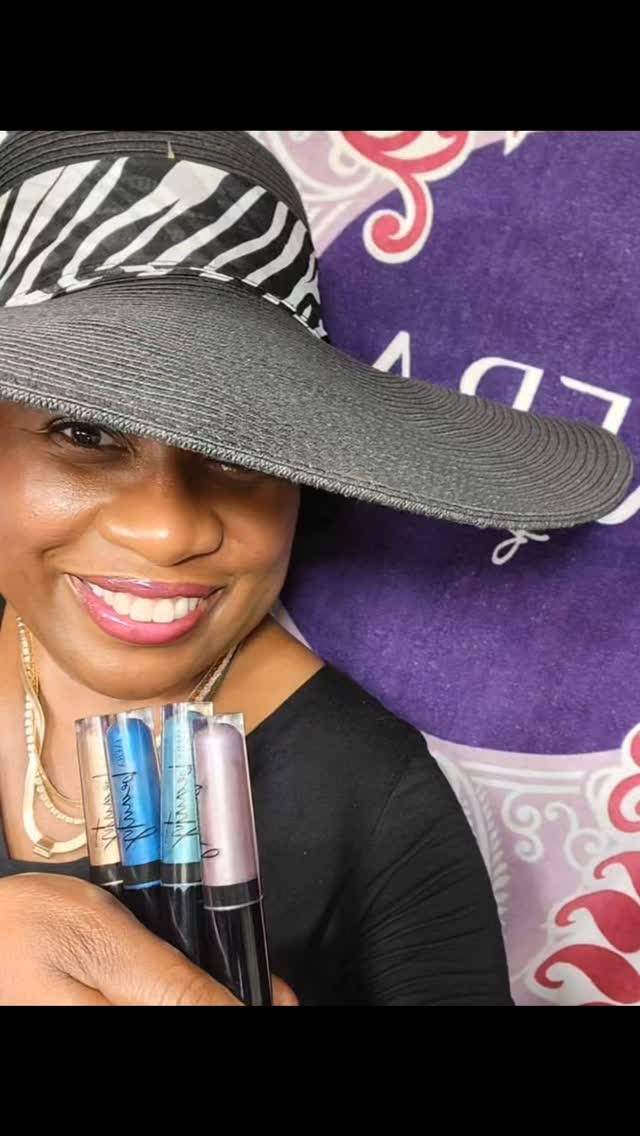 I love everything about the liquid eyeshadow. 

💜 They are easy to use
💜 Build color from subtle to intense
💜 No cleanup
💜 And they are so creamy. 

What's your favorite feature?

#PurpleEssenceByEvelyn #LiquidEyeshadow #Jafra #Makeup #WomenOver40