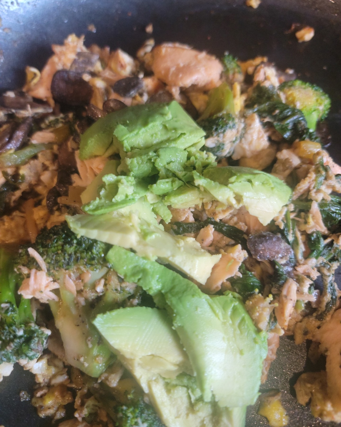 I'm aging well with this heroic meal packed with:
Vitamins 🥦
Omega-3 🐟 
Protein 🥚
Healthy Fat 🥑

Eating healthy can be delicious! 😋 
What's your go-to healthy meal?

#PurpleEssenceByEvelyn #HealthyHabits #AgeWellWithEvelyn #